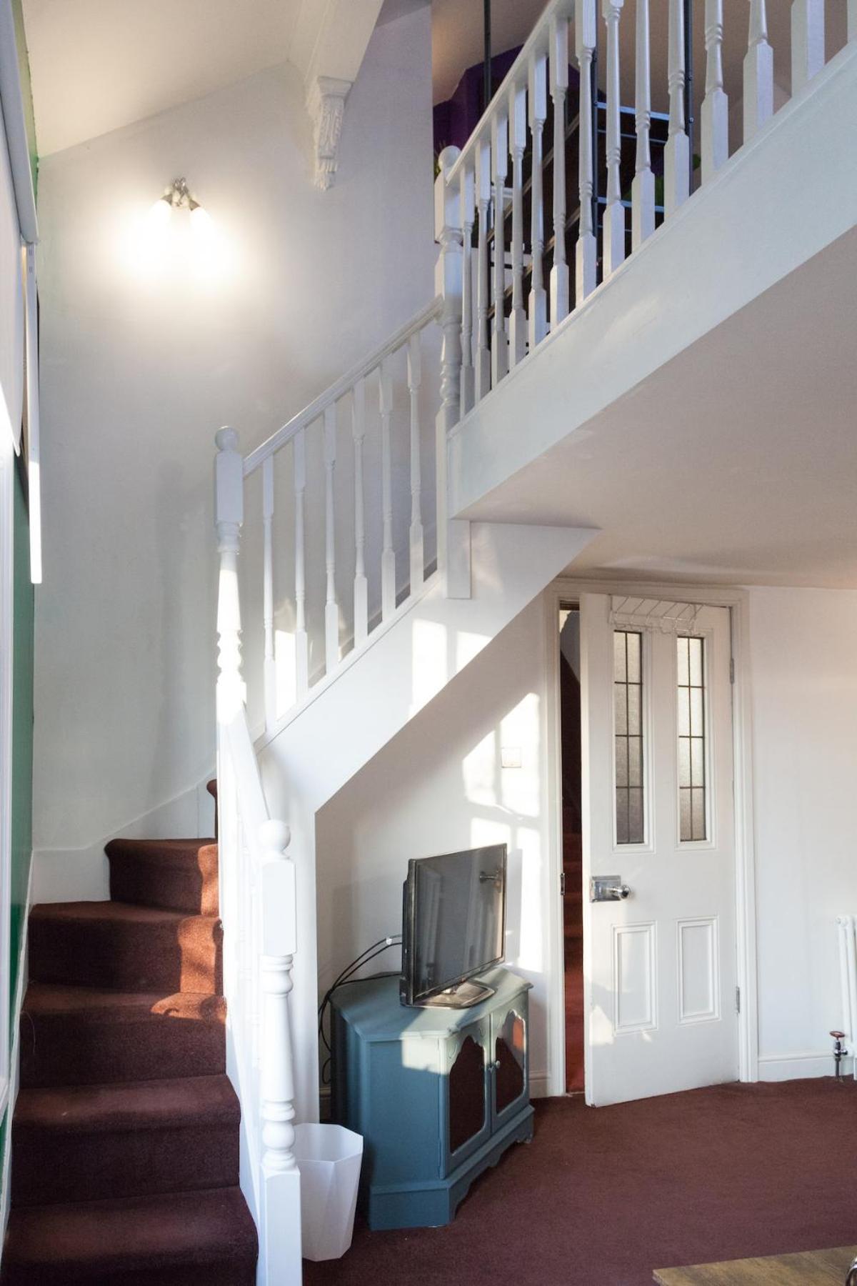 Victorian Elegance At Kingscliffe, Sleeps 17 — Photos 3